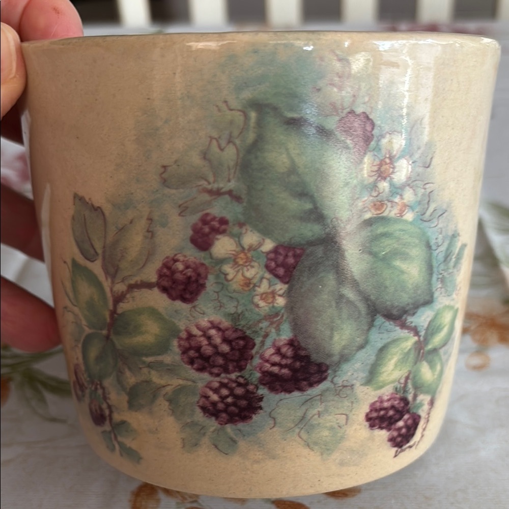 Yesteryears Floral Cream and Green Ceramic pot